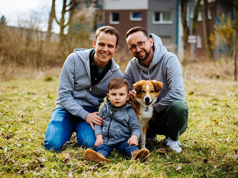 Familie mit adoptiertem Hund