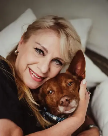 Mona mit einem ihrer Hunde