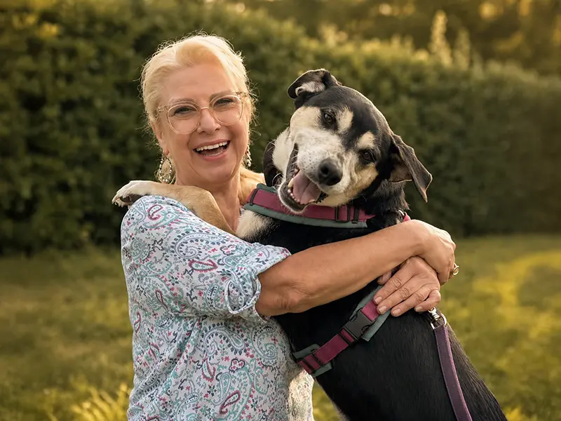 Ruhiger Kontakt zwischen Trainerin und Hund
