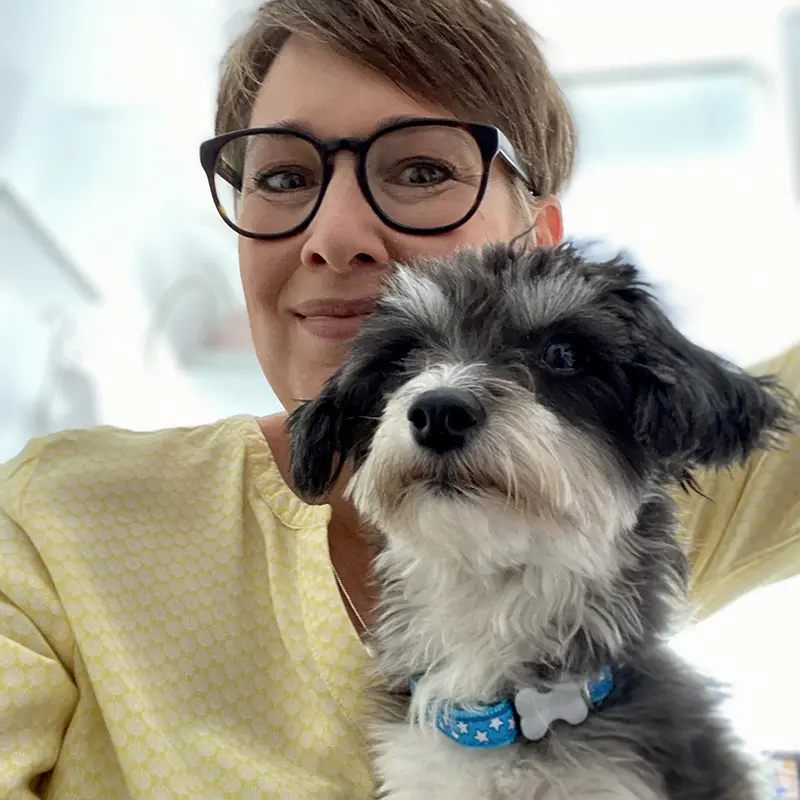 Silke Weiß mit ihrer Hündin Lotti